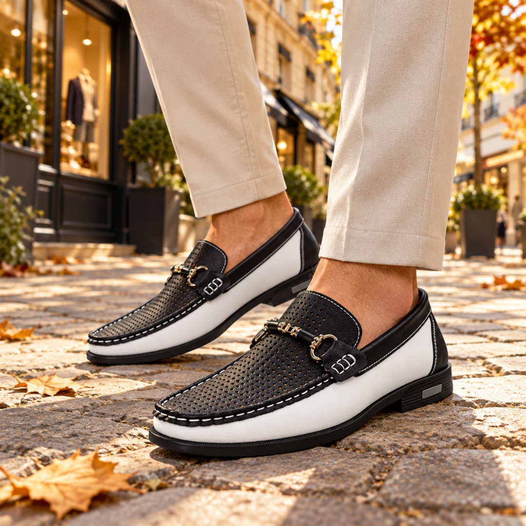 Mocassins homme noirs et blancs perforés avec mors doré et surpiqûres contrastées