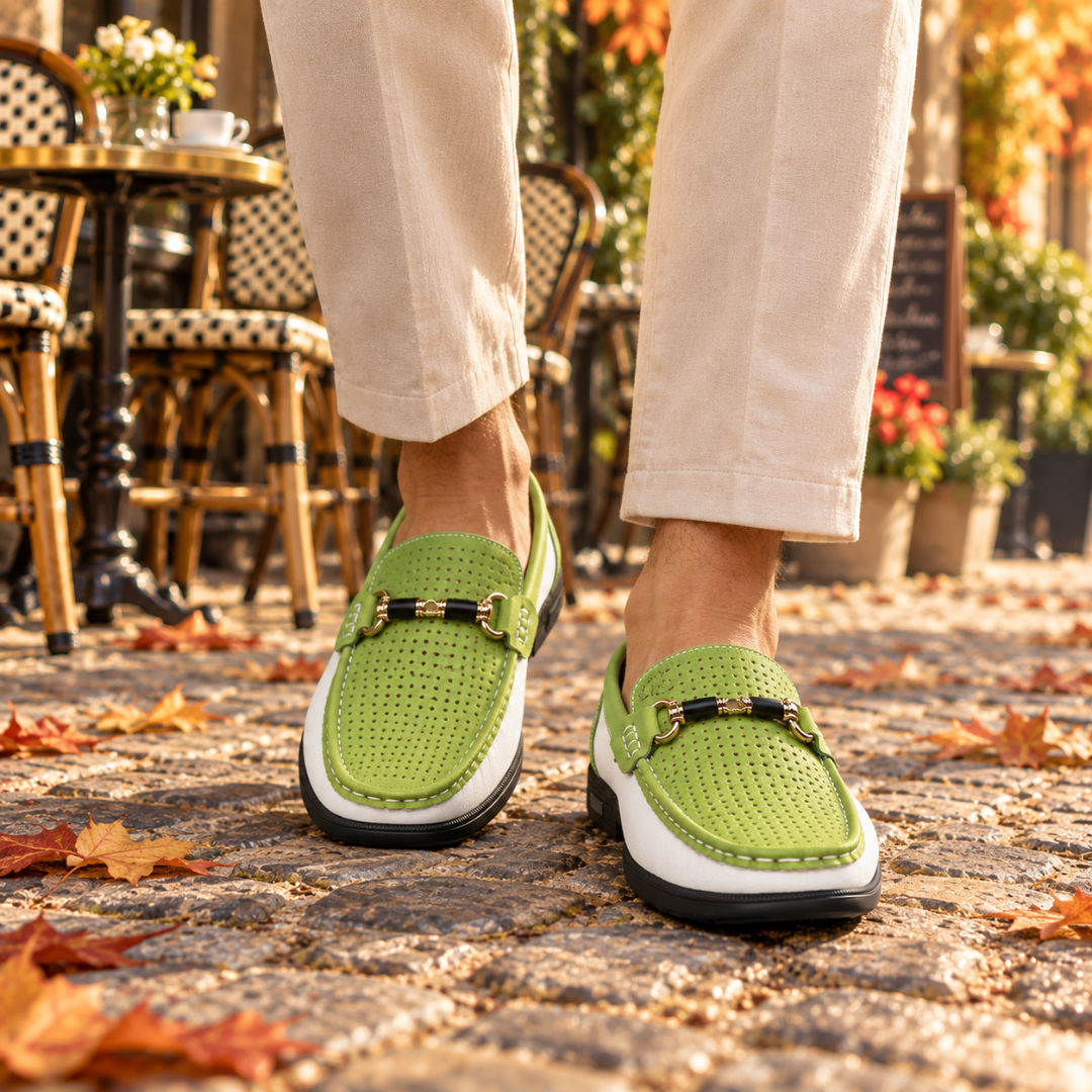 Mocassins homme verts et blancs portés, empiècement perforé et mors doré sur pavés