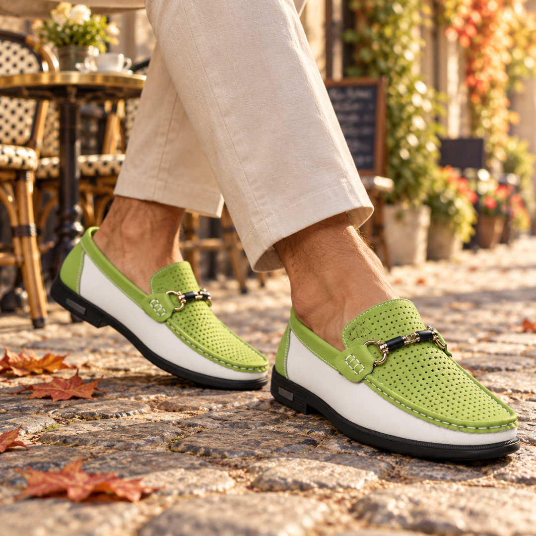 Mocassins homme verts bicolores de trois quarts, surpiqûres contrastées et semelle noire