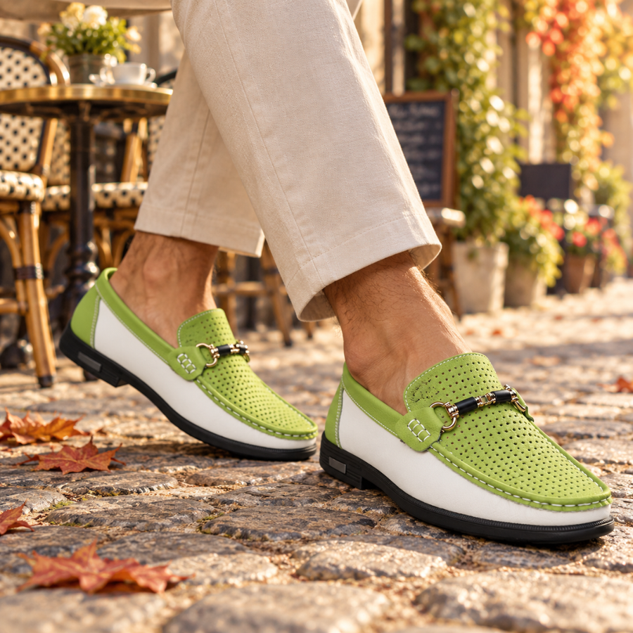 Mocassins homme verts bicolores de trois quarts, surpiqûres contrastées et semelle noire