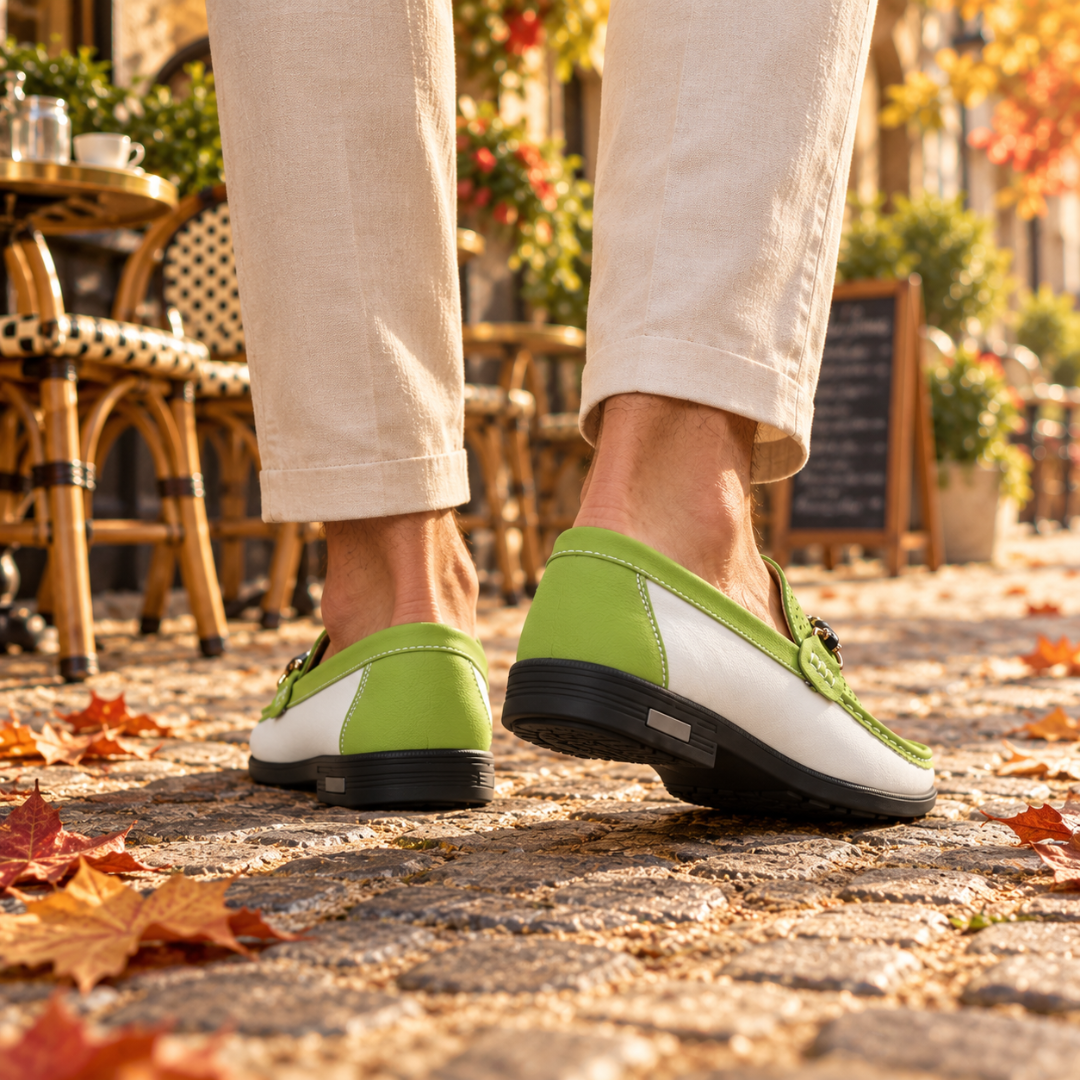 Vue arrière des mocassins homme verts et blancs, talon avec plaque métallique