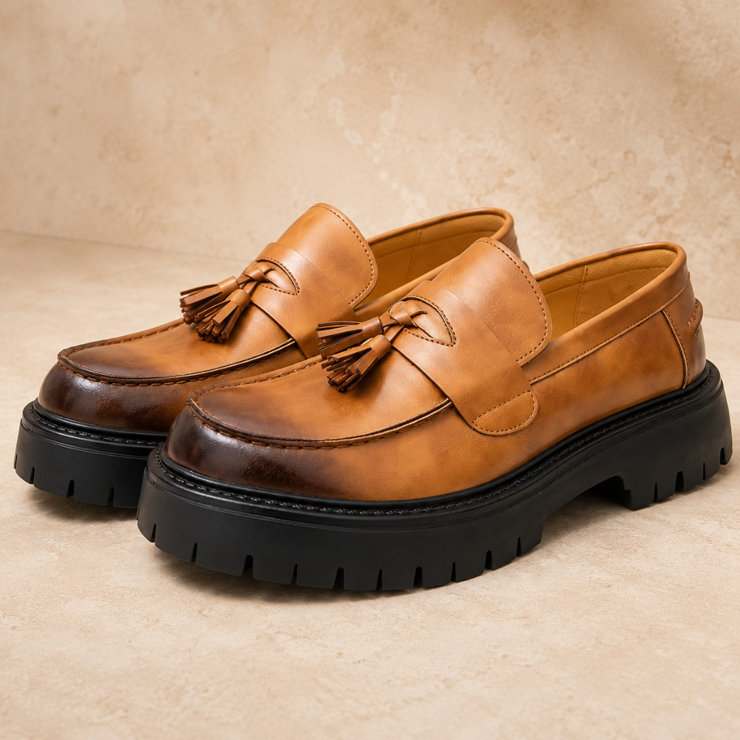 Paire de mocassins cognac vue de trois quarts, bride large et surpiqûres visibles