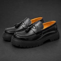 Mocassins noirs de trois quarts, doublure jaune vif et bride surpiquée