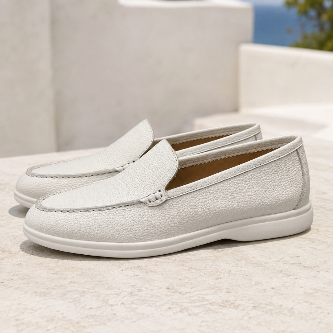 Mocassins homme blanc à surface grainée, intérieur beige et semelle claire souple