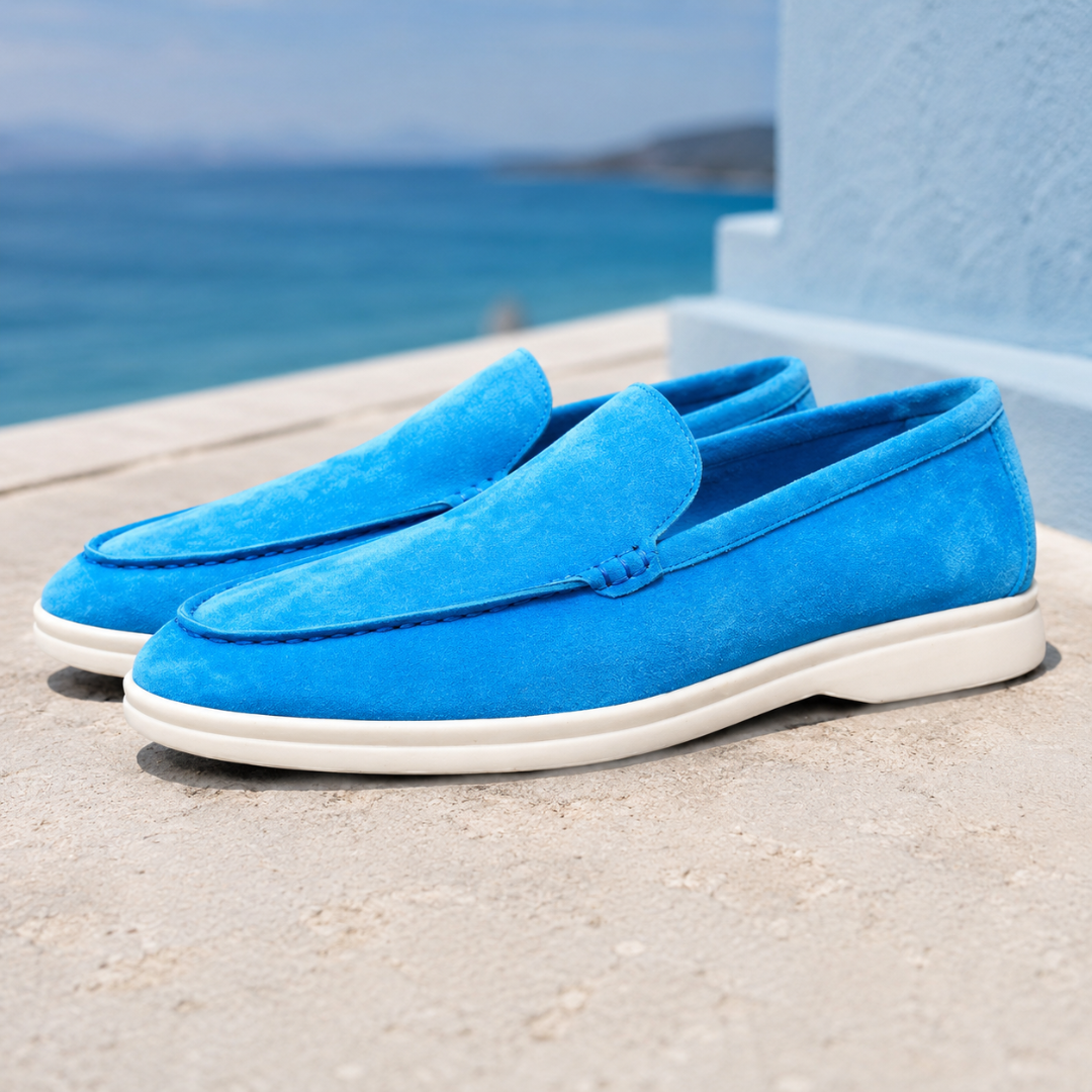 Mocassins homme bleu azur vif, col souple et fine semelle blanche lumineuse