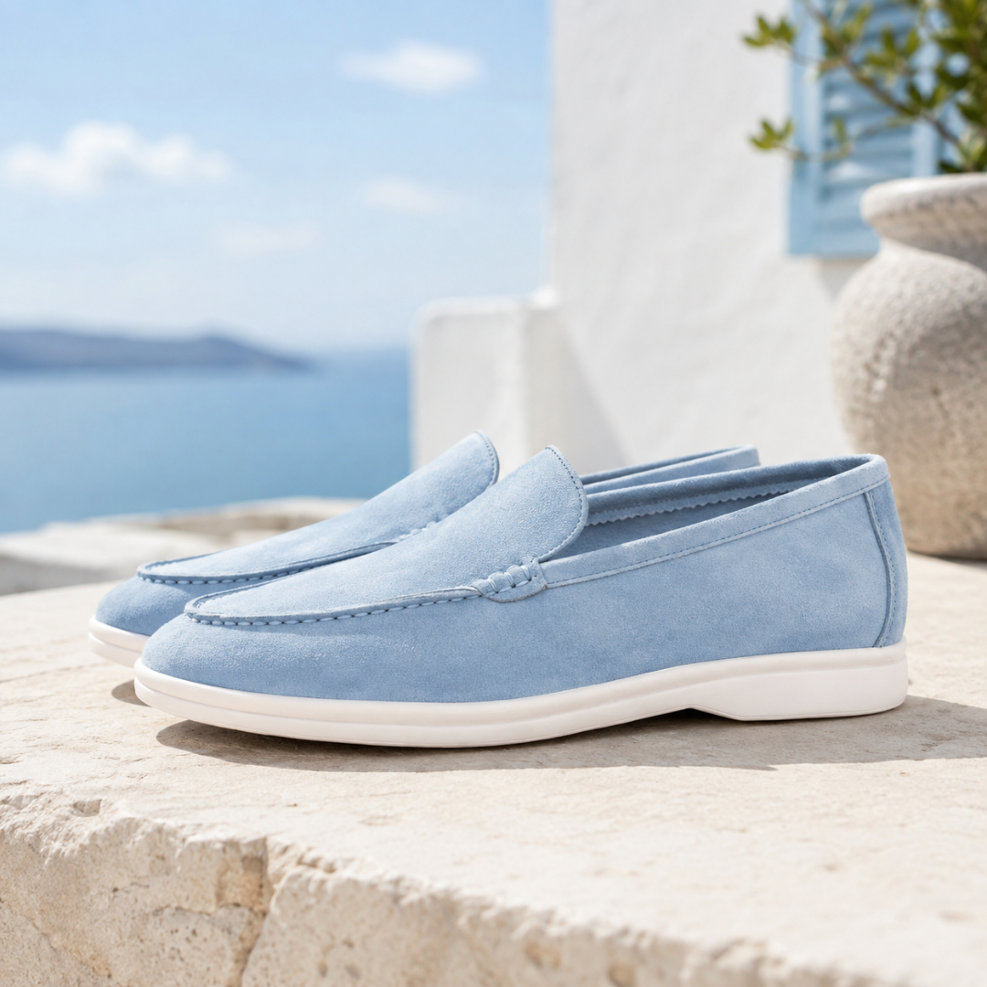 Mocassins homme bleu clair, silhouette basse et semelle blanche, vue bord de mer