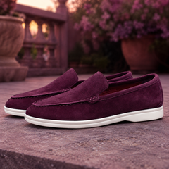 Mocassins homme bordeaux, doublure rouge visible et semelle blanche lumineuse