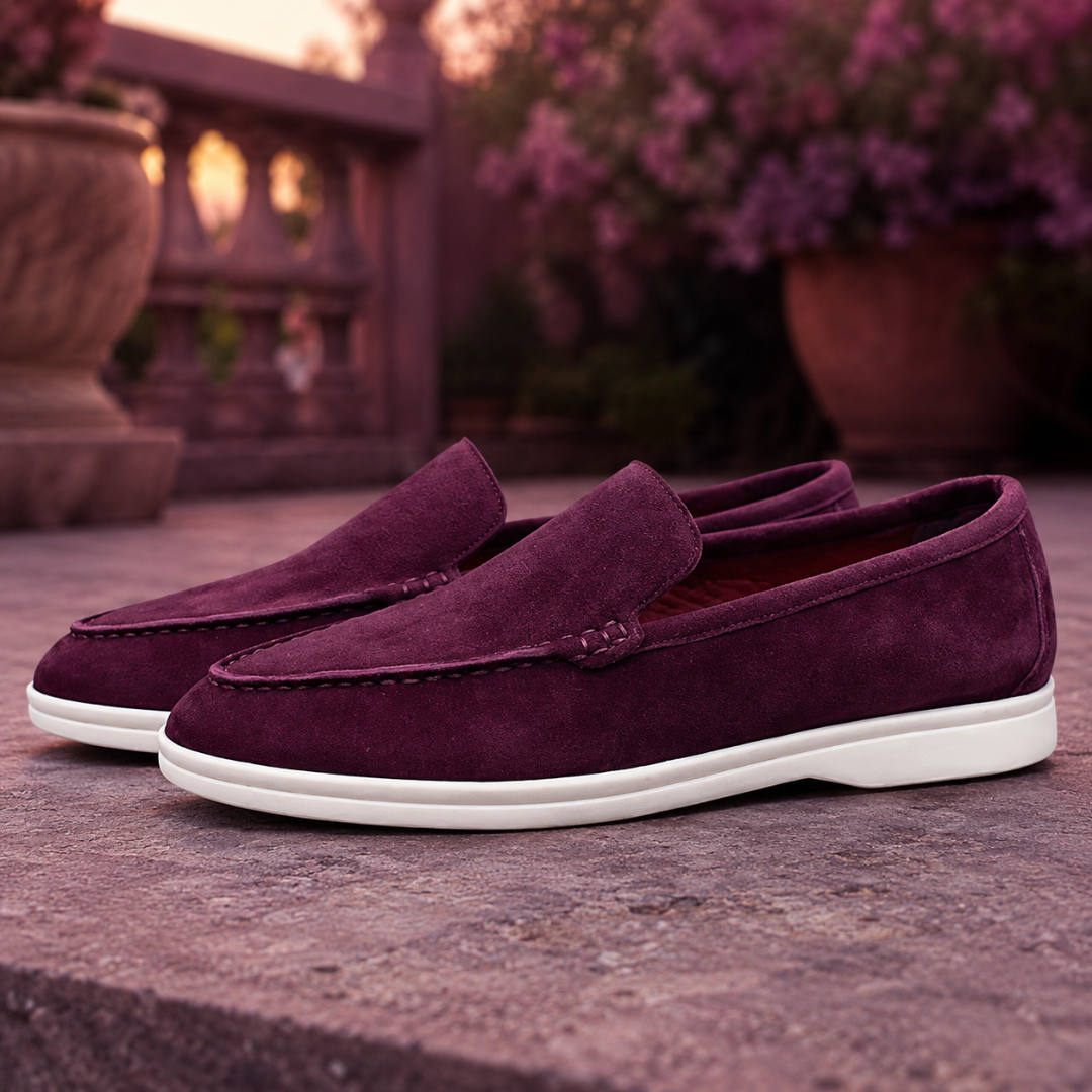 Mocassins homme bordeaux, doublure rouge visible et semelle blanche lumineuse