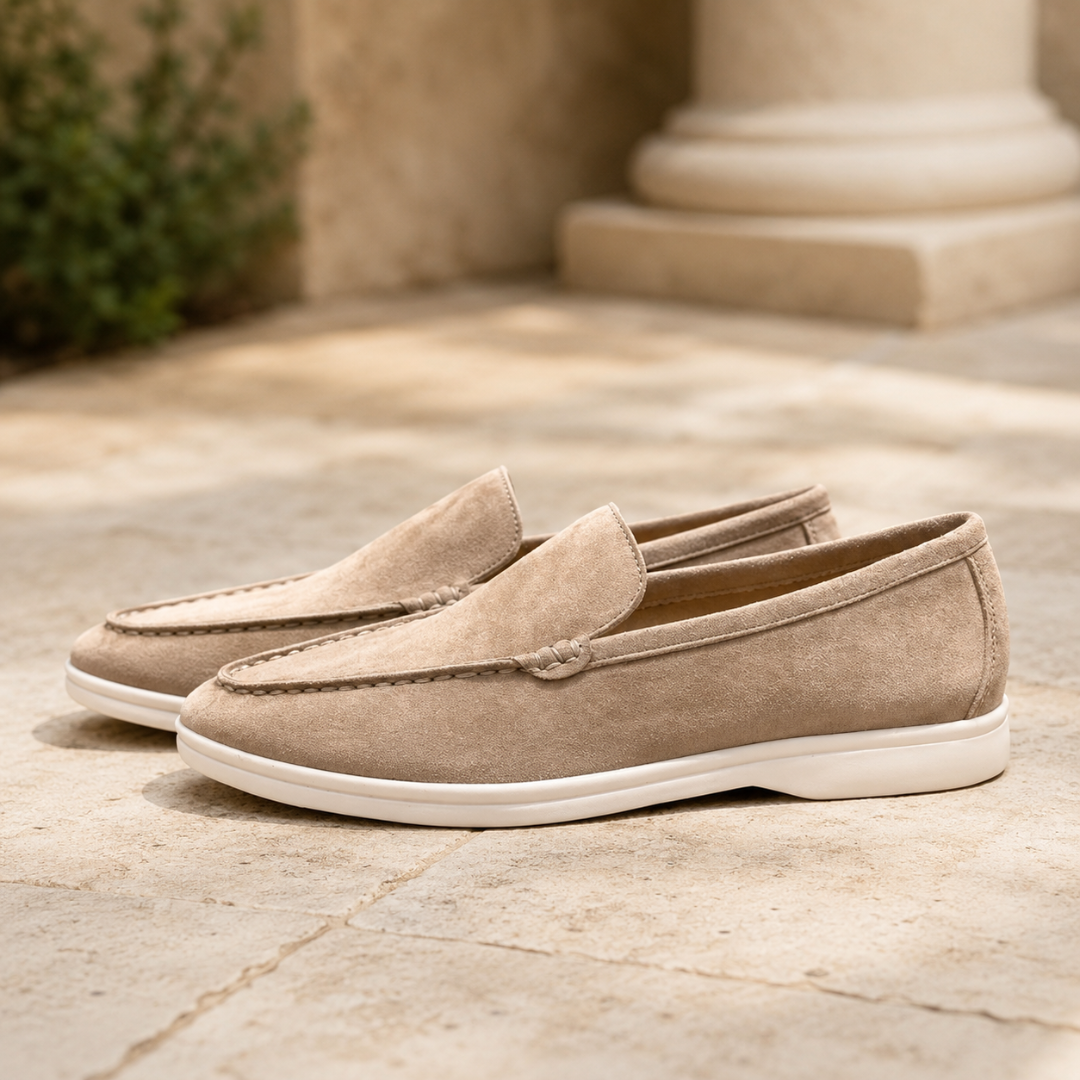 Mocassins homme taupe sable, bout rond surpiqué et semelle blanche légère