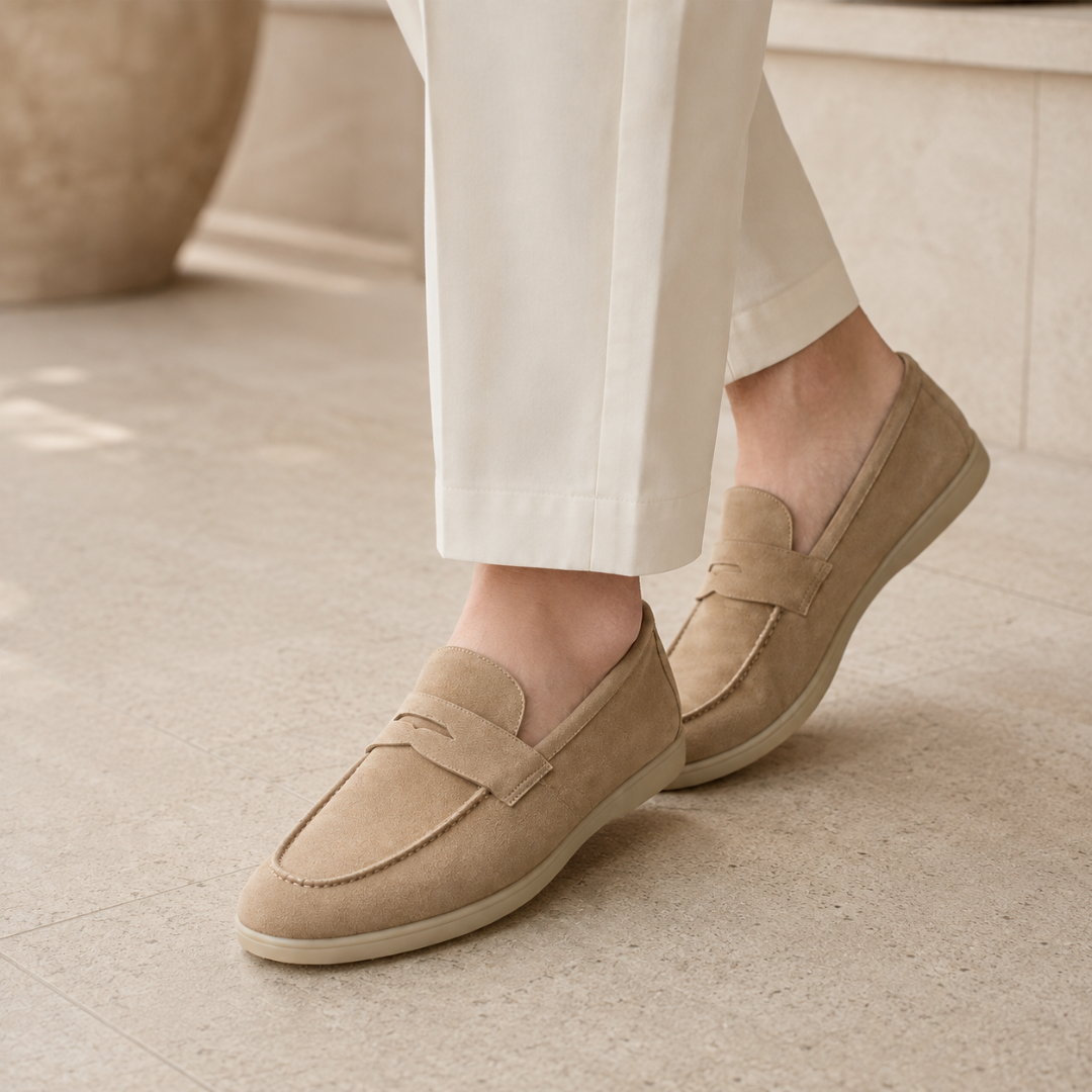 Paire de mocassins beiges vue de côté, bout effilé et surpiqûres nettes sur le dessus