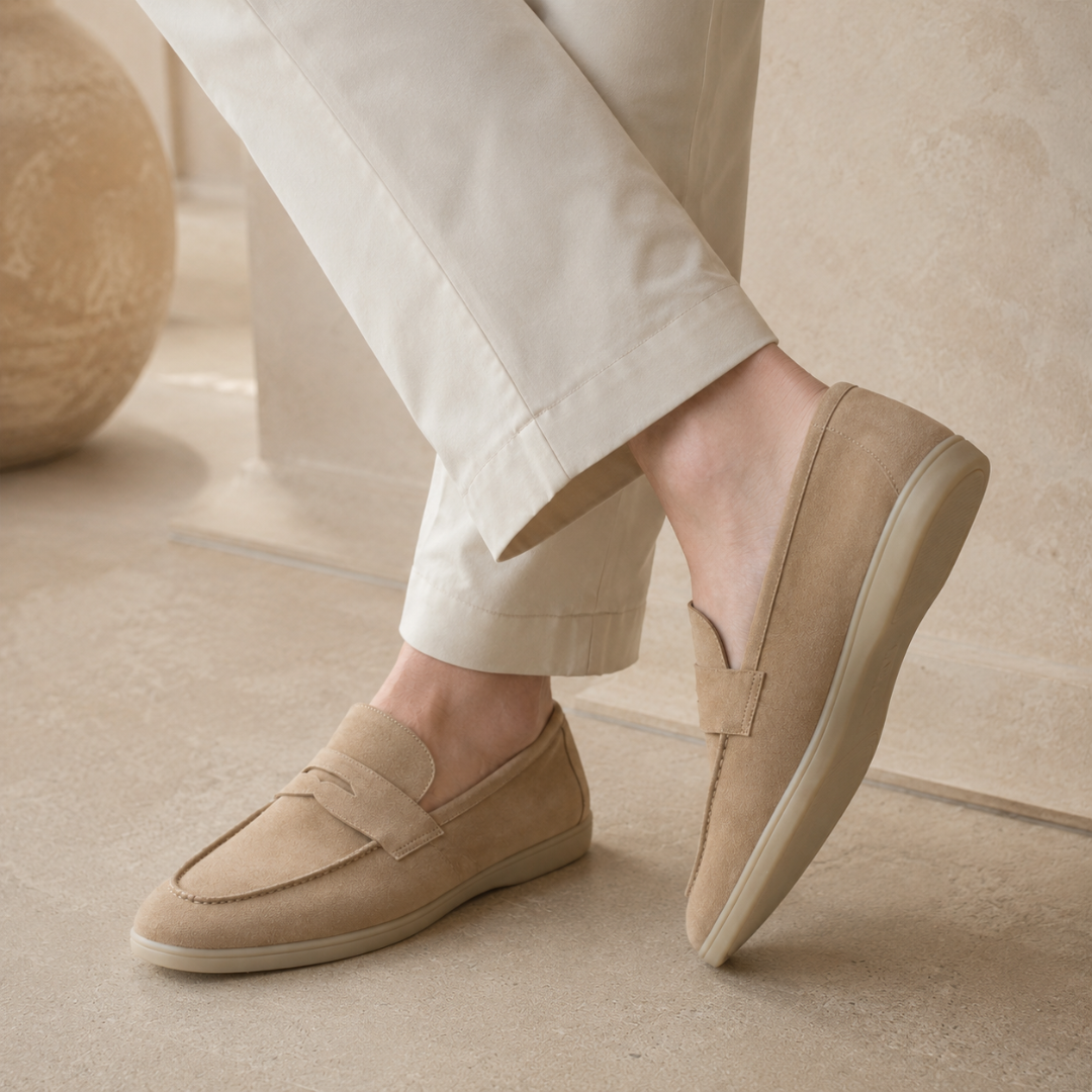 Mocassin beige soulevé montrant la semelle claire et la bride souple du dessus