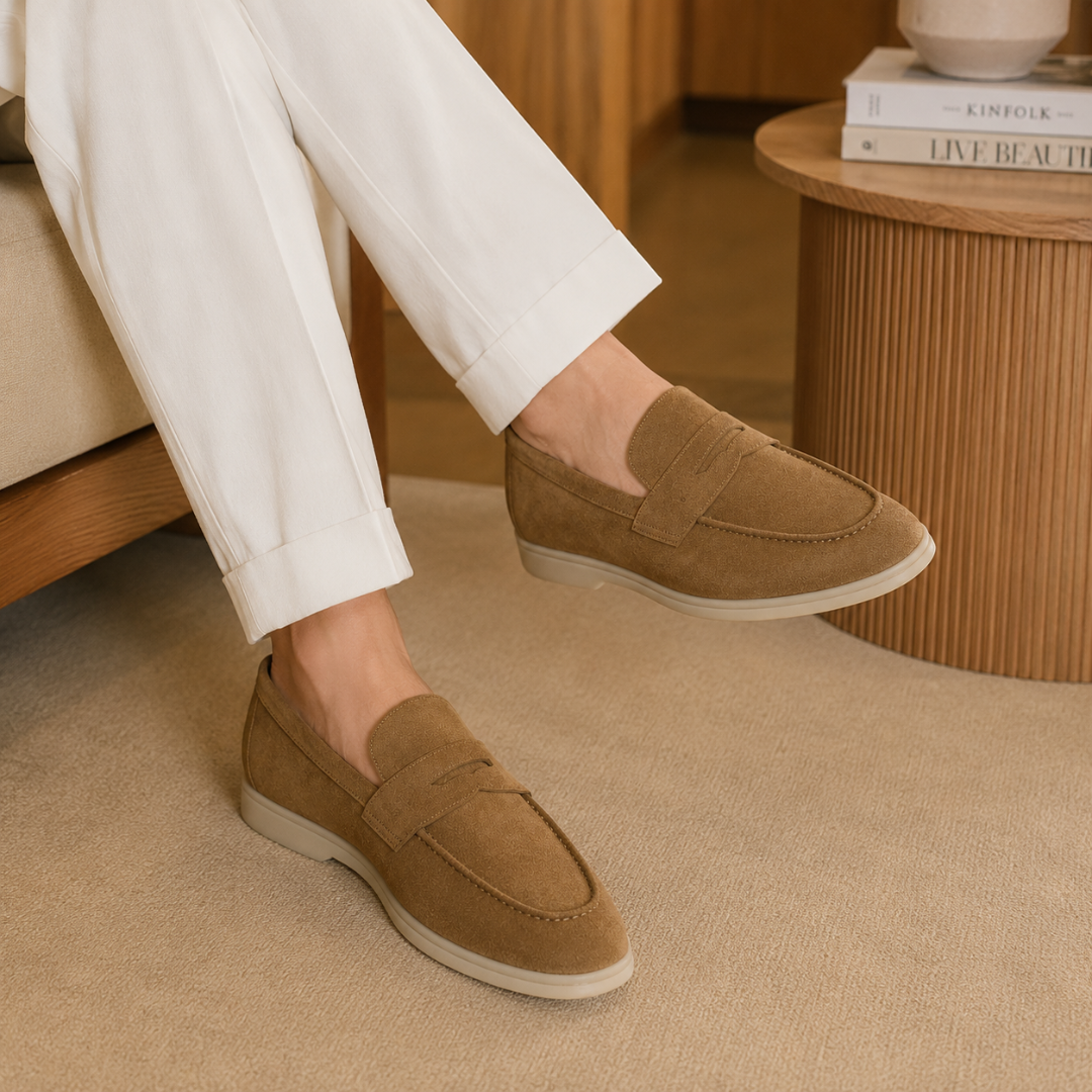 Mocassins marron en intérieur, un pied levé révélant la semelle claire et fine