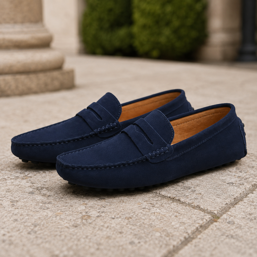 Mocassins homme bleu marine avec intérieur camel et semelle plate à picots