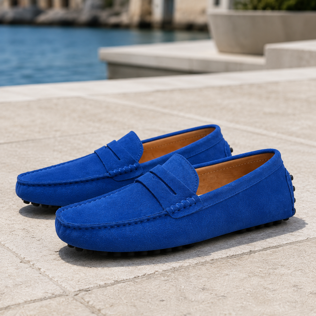Mocassins homme bleu vif sans lacet avec semelle à picots noirs, vue trois quarts