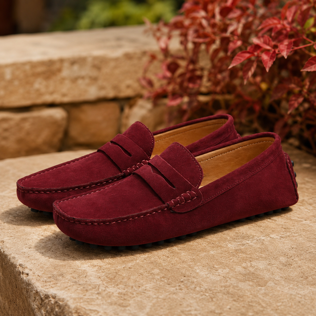 Mocassins homme bordeaux avec barrette torsadée et surpiqûres ton sur ton, sur pierre