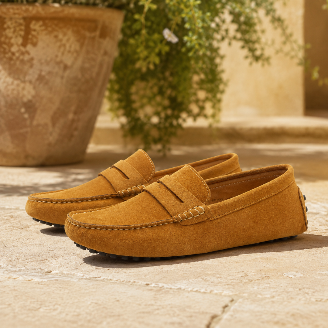 Mocassins homme camel au bout arrondi, intérieur clair visible sur la pierre