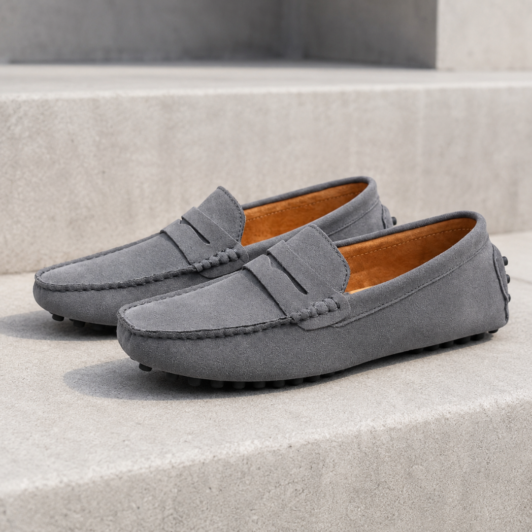 Mocassins homme gris à enfiler, barrette centrale et surpiqûres discrètes sur marches