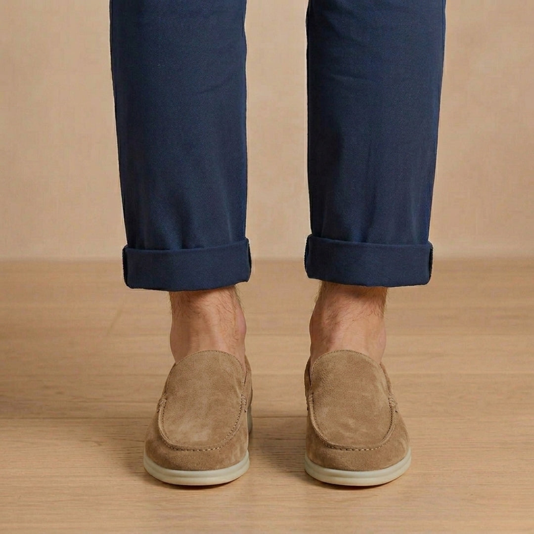 Mocassins homme suède beige naturel, vue de côté avec pantalon chino