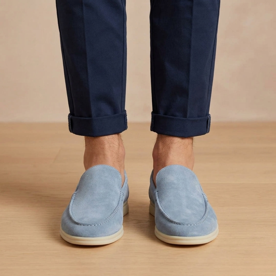 Mocassins homme en suède bleu clair portés avec un pantalon marine, vue de face
