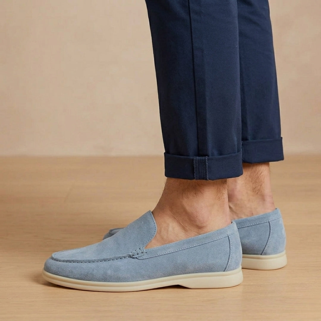 Mocassins suède bleu clair, vue latérale sur fond neutre