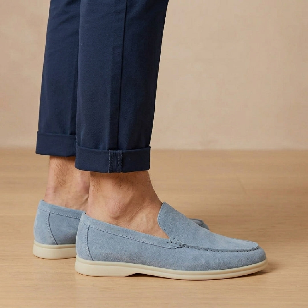 Mocassins homme bleu clair portés avec pantalon marine, semelle claire