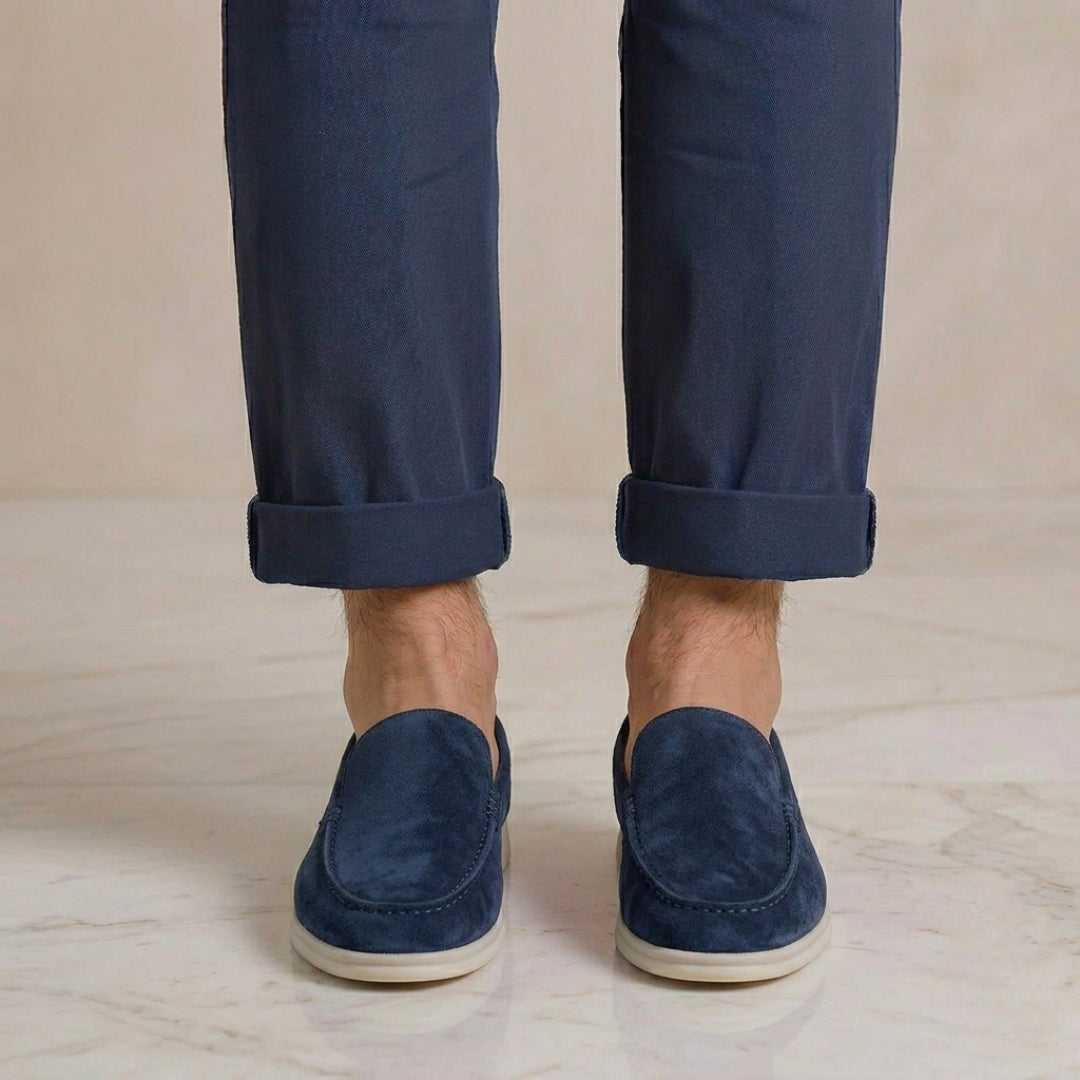 Mocassins suède bleu marine, portés avec pantalon assorti, look casual