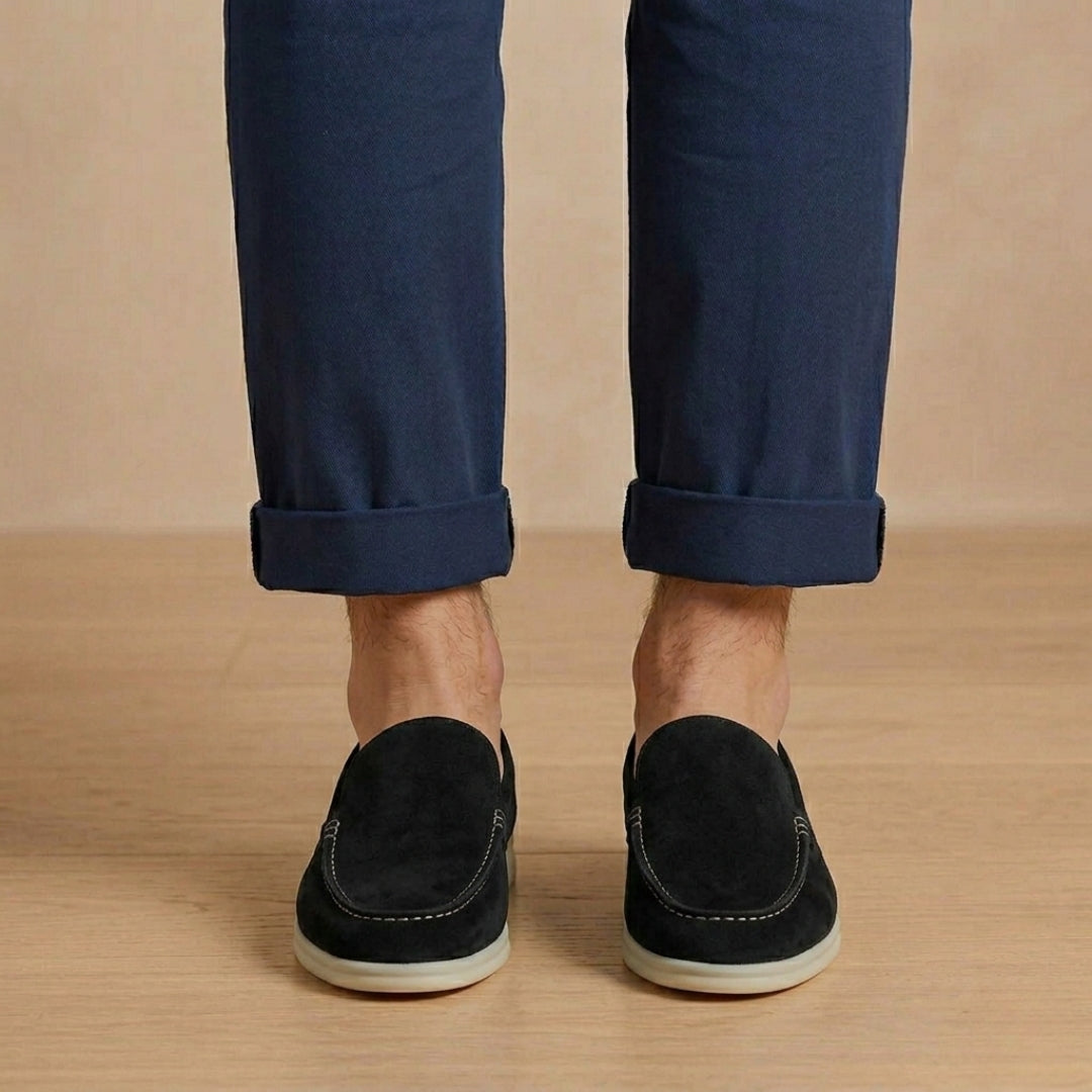 Mocassins homme suède noir, portés avec pantalon marine, vue rapprochée
