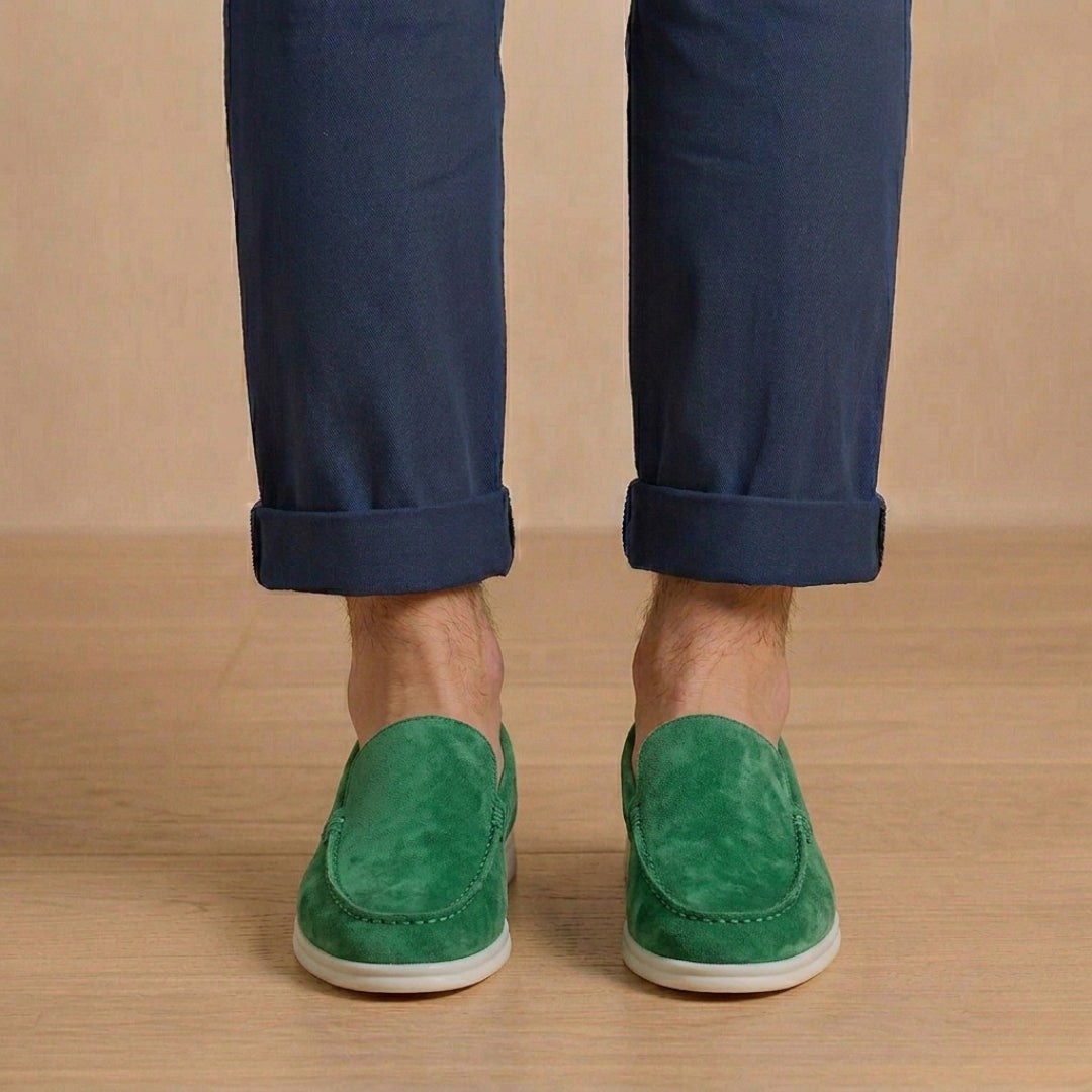 Mocassins suède vert vif, vue rapprochée pieds, pantalon marine
