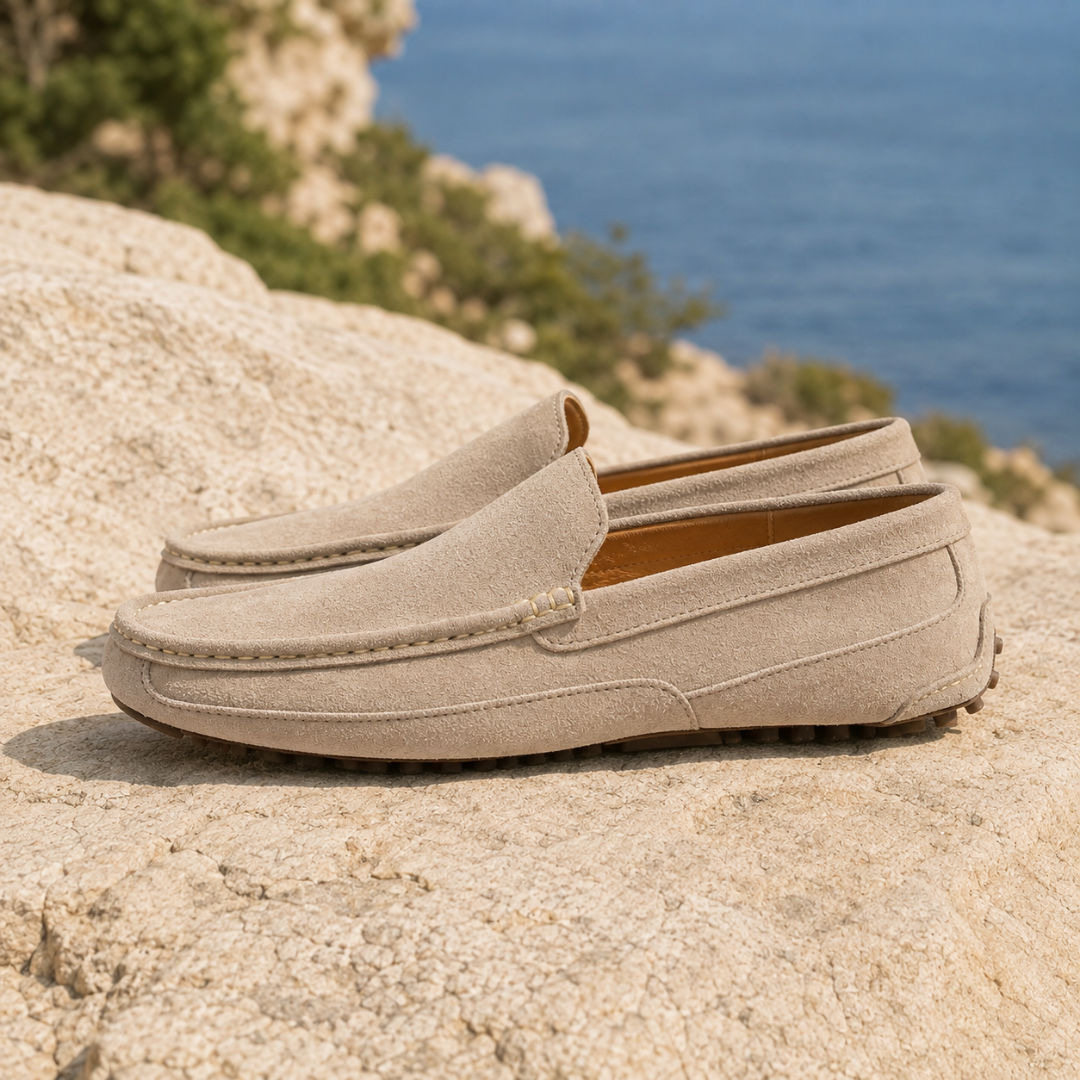 Mocassins homme beiges vus de profil avec semelle à picots et talon plat