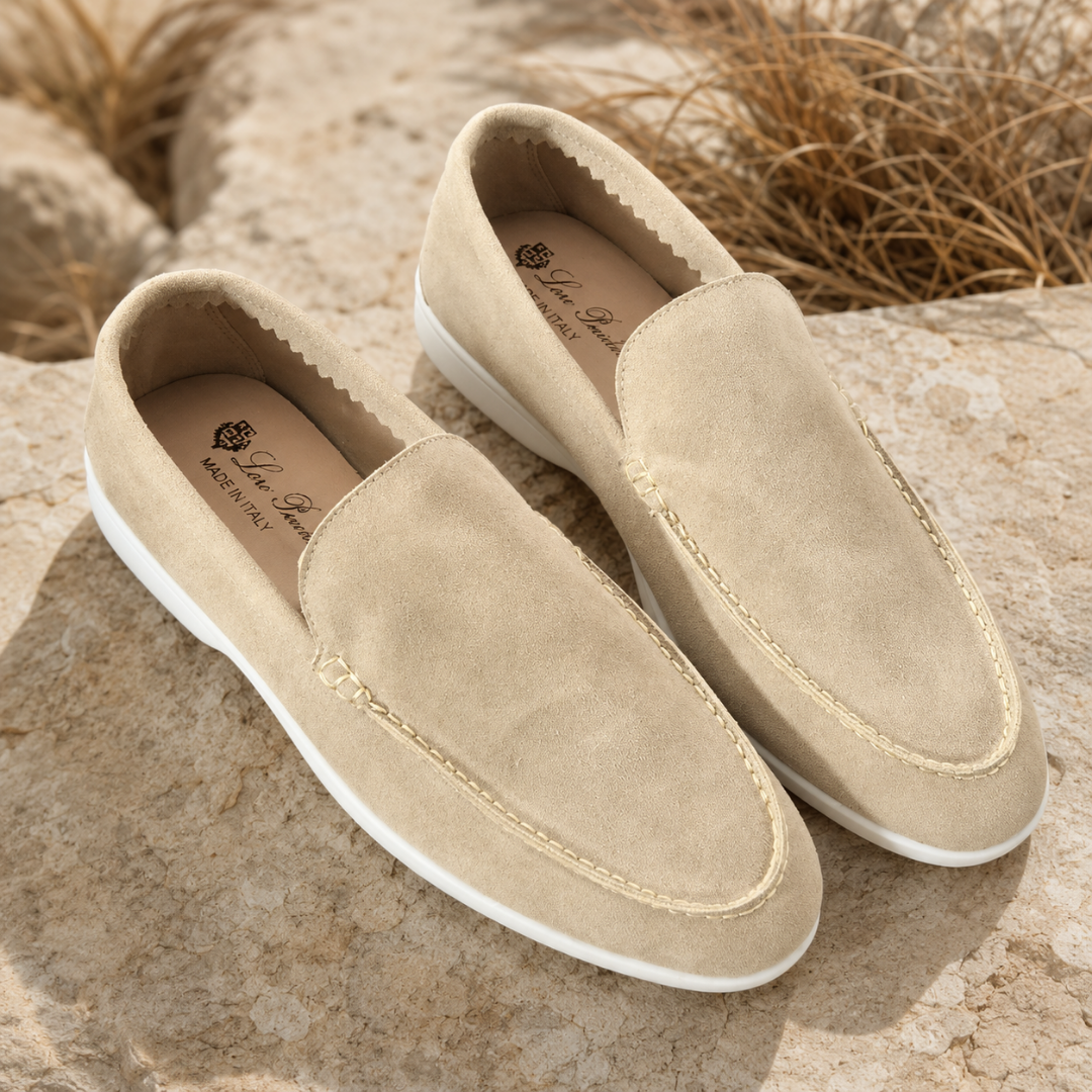 Mocassins homme beiges au col intérieur festonné et semelle blanche contrastante