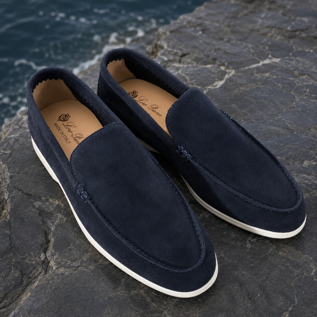 Mocassins homme bleu foncé vus de dessus, col festonné et semelle blanche