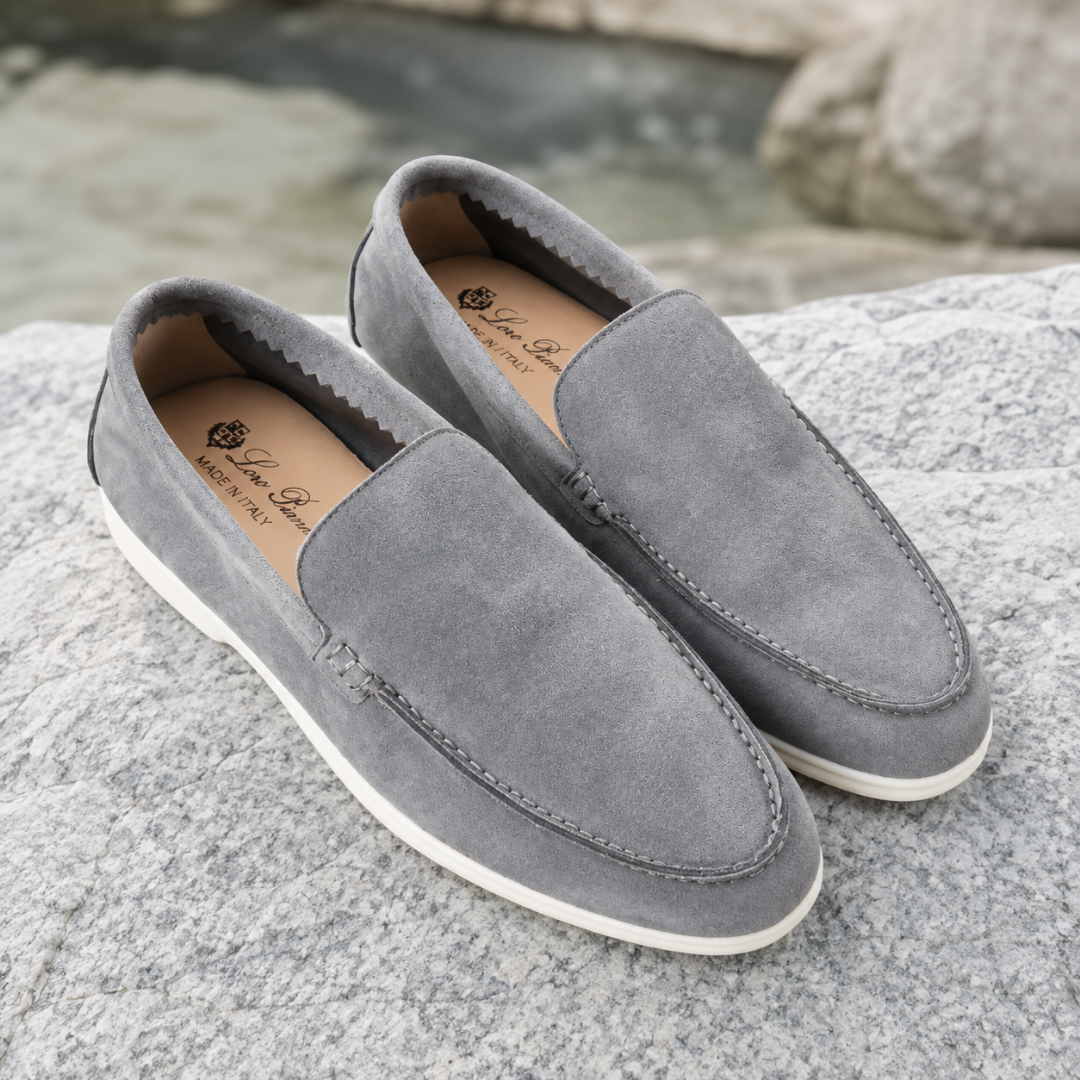 Mocassins homme gris clair à bout arrondi surpiqué et semelle blanche