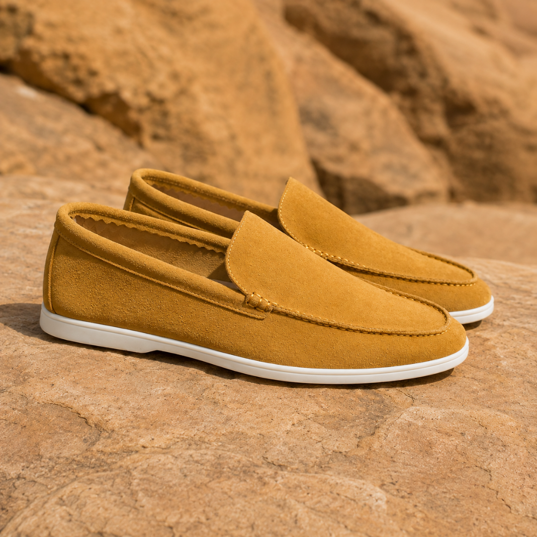 Paire de mocassins homme kaki vue de côté, semelle blanche et col festonné