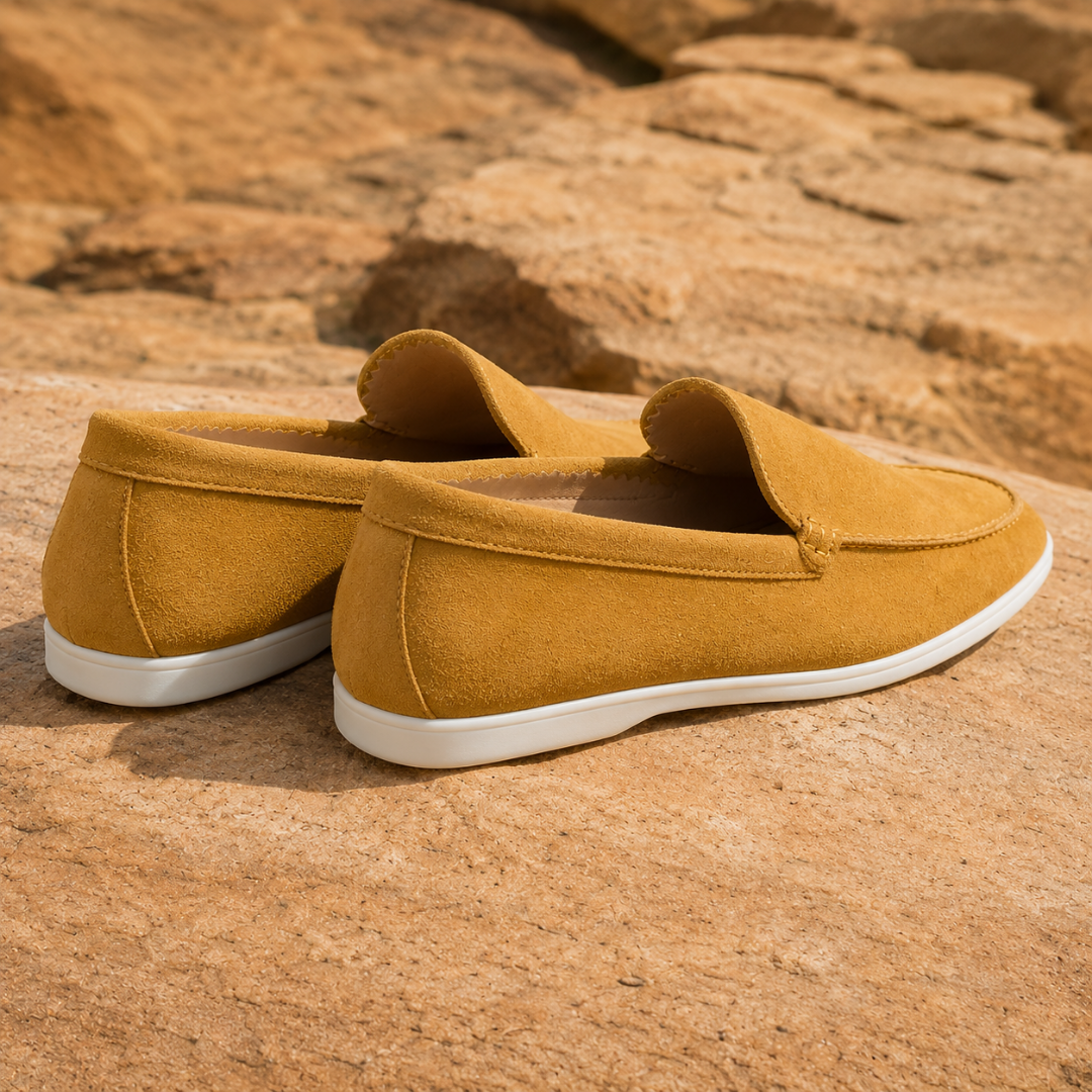 Mocassins homme kaki vus de l'arrière, talon uni et fine semelle blanche