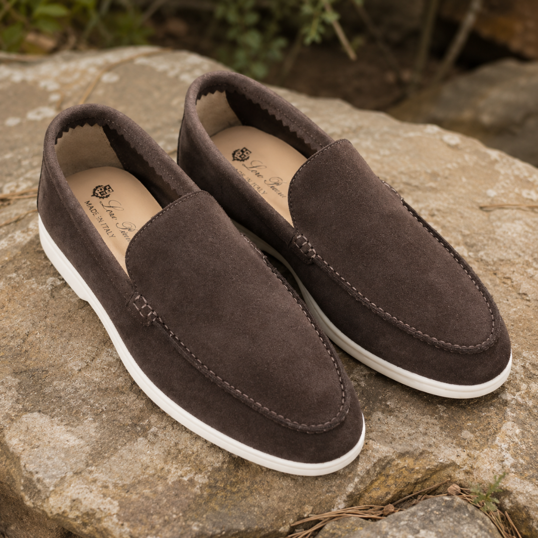 Mocassins homme marron à enfiler avec languette arrondie et semelle blanche