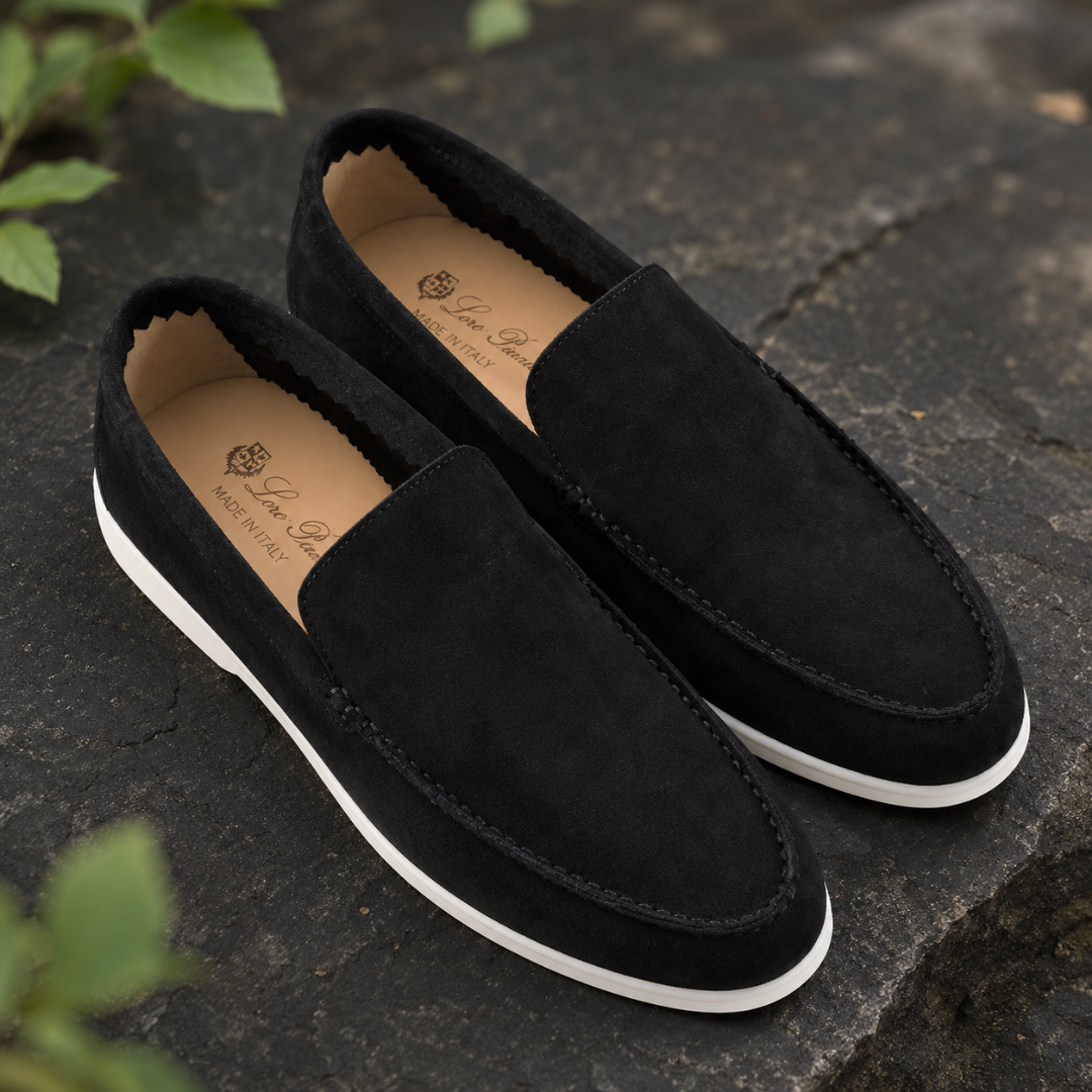 Mocassins homme noirs à enfiler, surpiqûres apparentes et semelle blanche nette