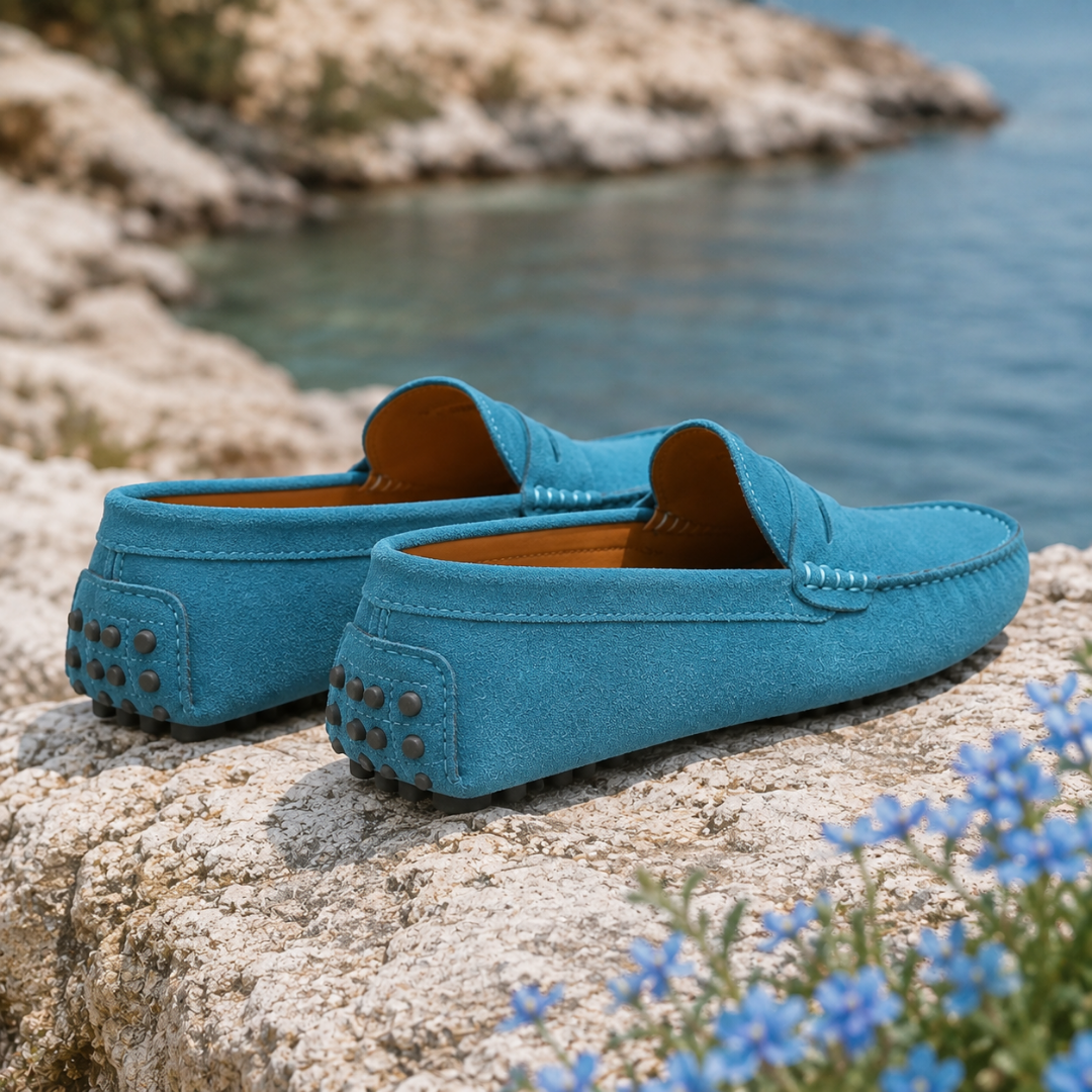 Arrière des mocassins homme bleu clair montrant la semelle à picots remontant sur le talon
