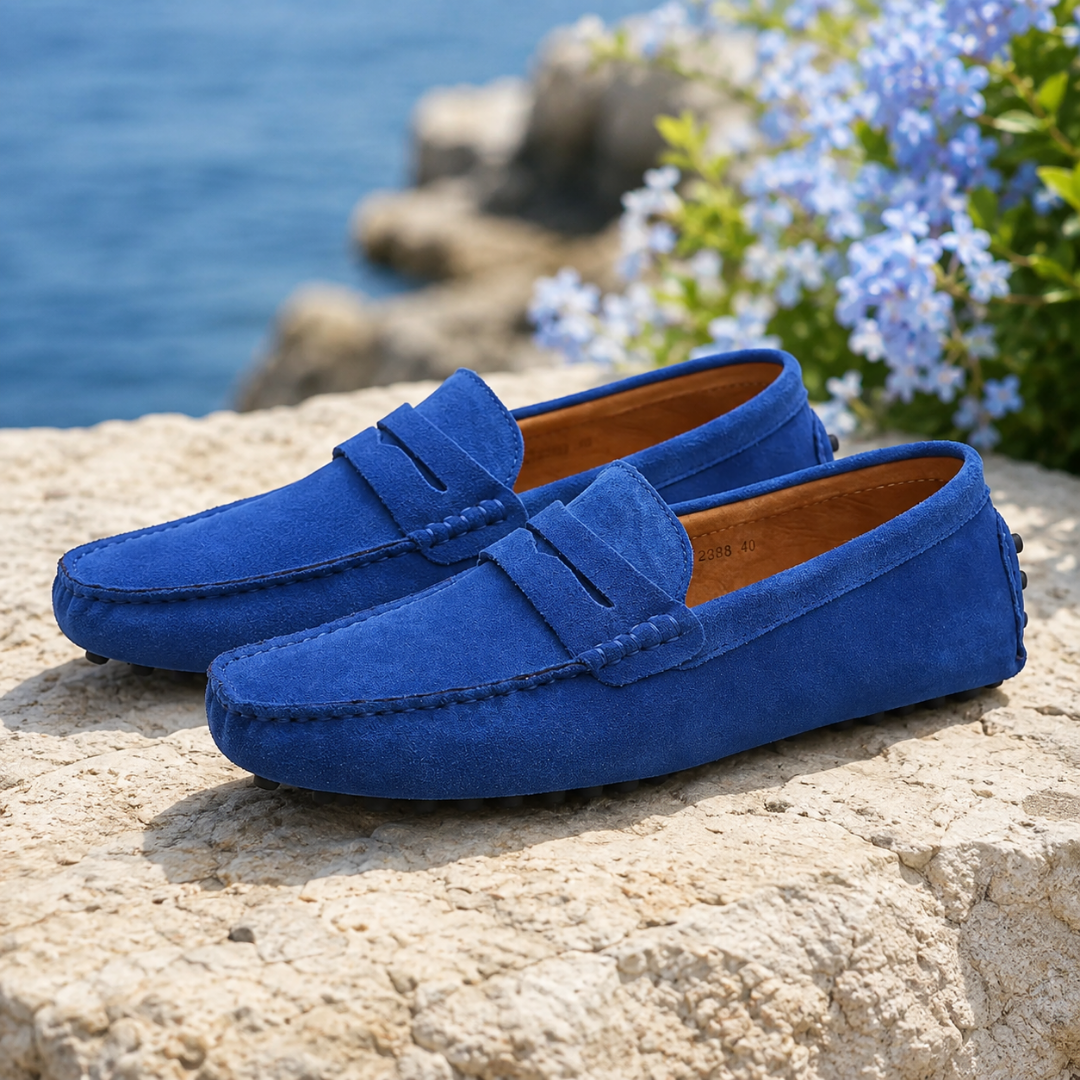 Mocassins homme bleu vif posés sur un rocher au bord de l'eau, bout arrondi