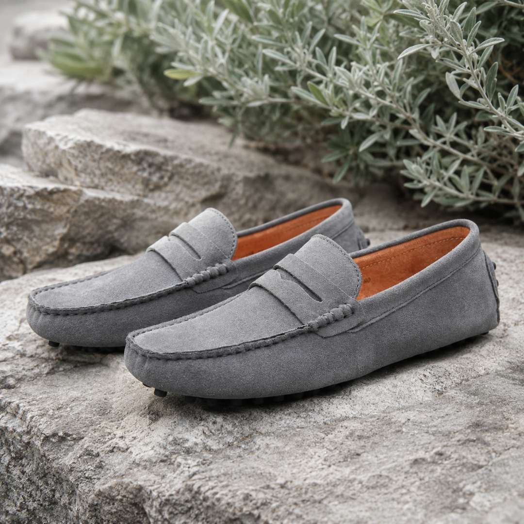 Mocassins homme gris clair sur un rocher, intérieur caramel et surpiqûres du pourtour