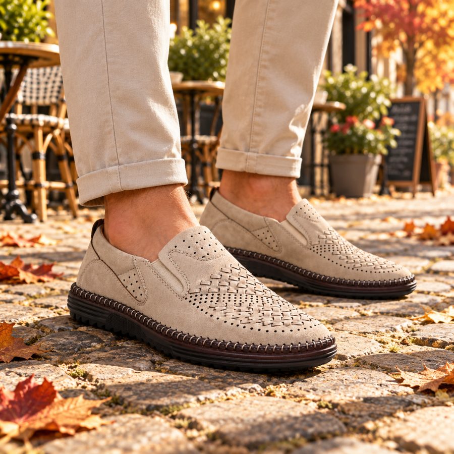 Mocassins homme blancs vus de côté, empiècement élastique et semelle à surpiqûres