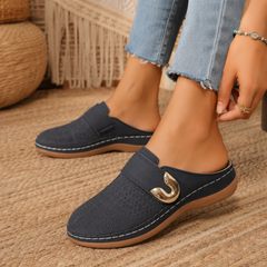 Mule femme bleue compensée avec boucle dorée, dos ouvert, vue côté