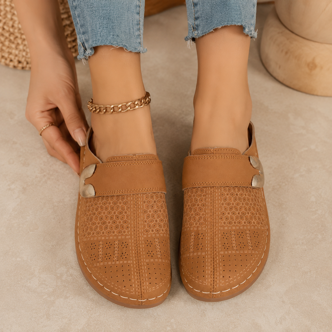 Mule femme marron compensée slip-on, boucle dorée, vue de profil