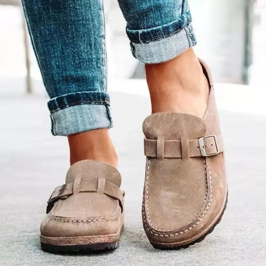 Mules femme beige en suédine avec bride boucle et semelle liège, vue de côté