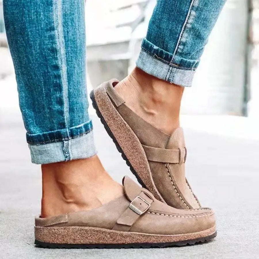 Mules beige portées avec jean retroussé, vue de face légèrement inclinée