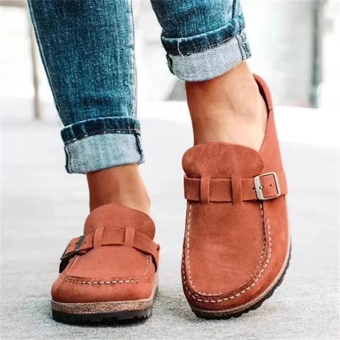 Mules terracotta en suédine, détail boucle sur la bride avant