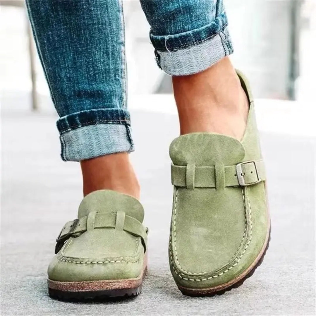 Mules femme vert sauge en suédine, bride boucle dorée, portées avec jean