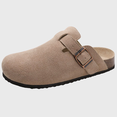 Mule bout fermé coloris beige en suédine, boucle dorée