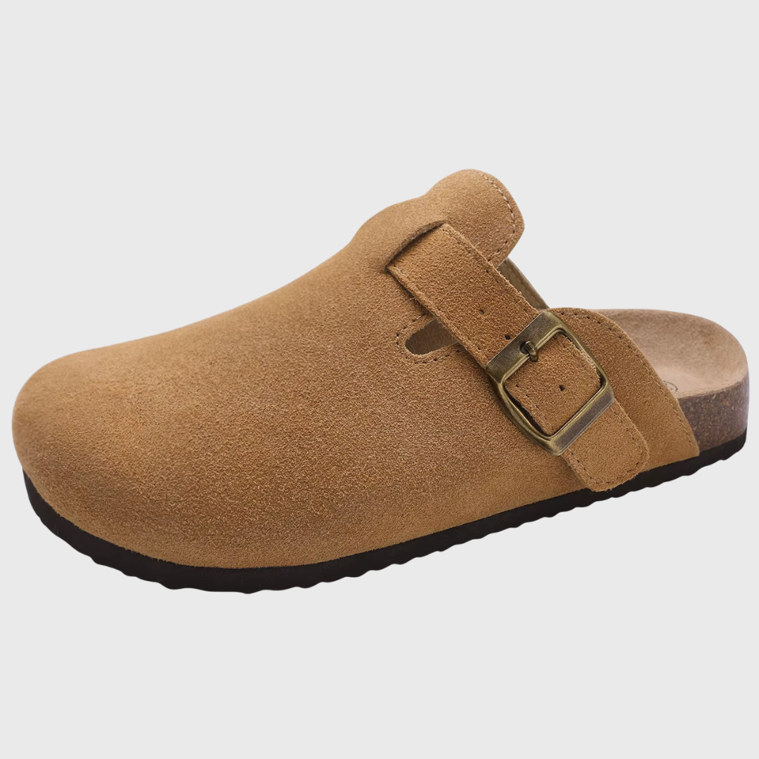 Mule bout fermé coloris marron en suédine, boucle dorée