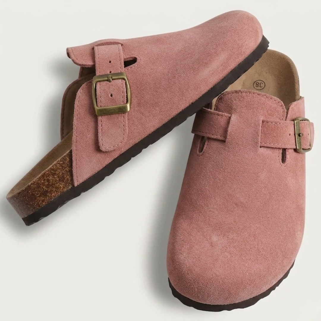 Mule rose tenue en main, vue de dessus avec détail boucle