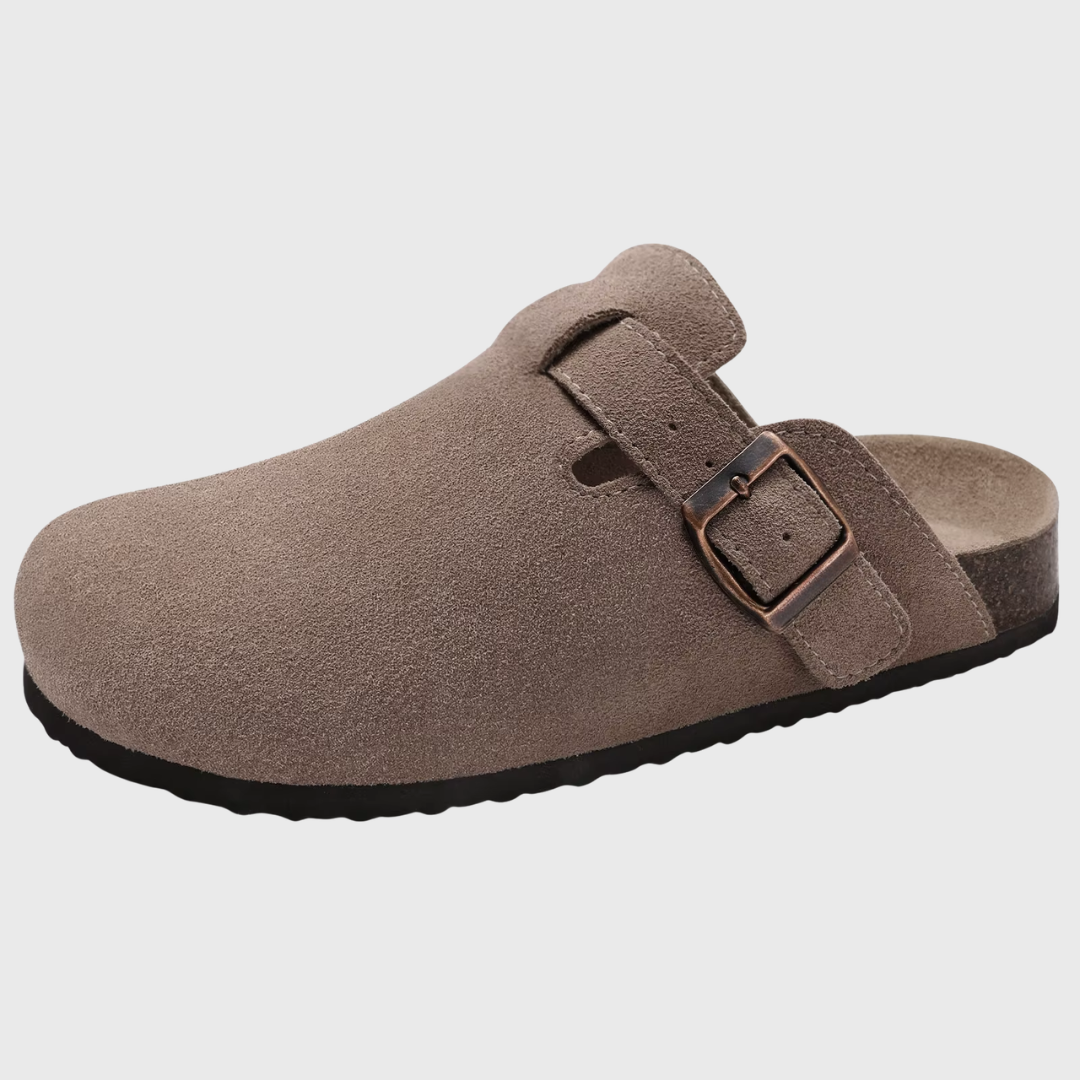 Mule bout fermé coloris taupe en suédine, boucle dorée